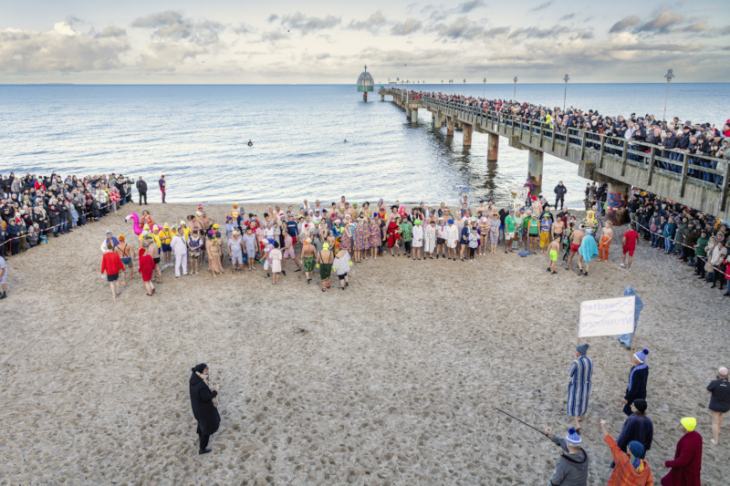 Eisbaden am Strand von Zinnowitz 2023