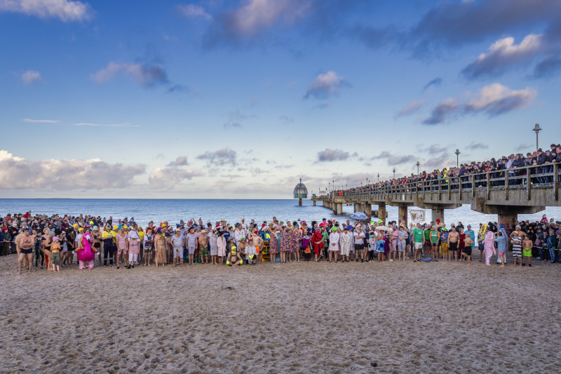 Eisbaden am Strand von Zinnowitz 2023