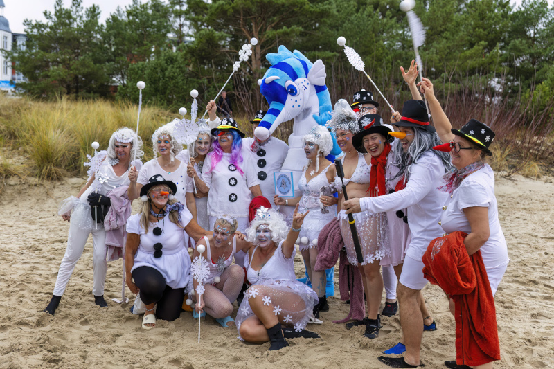 Eisbaden am Strand von Zinnowitz 2023