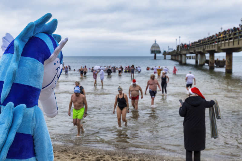 Eisbaden am Strand von Zinnowitz 2023