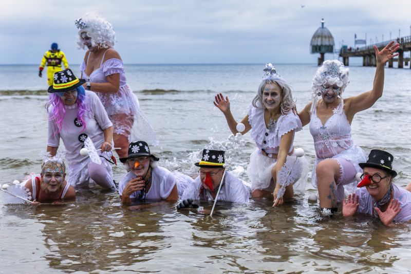 Eisbaden am Strand von Zinnowitz 2023
